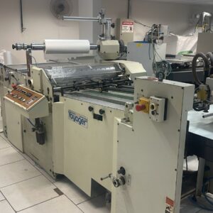 Laminadora automática Voyager 3 ano 2007 com alimentador automático e mesa na saída.