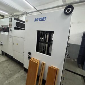 Corte vinco automática MY1020 ano 2015  Características Técnicas MY - 1020 Formato Máximo das Folhas 1.020x720 mm Formato Mínimo das Folhas 400x370 mm Pressão 250 Toneladas Gramatura de cartão 80g/m2 Velocidade Máxima 6500 folhas/hora Peso líquido da máquina 12.000 Kg