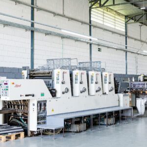 SAKURAI OLIVER - 472 EDI* 🖨 Ano 1998 Formato 52x72 cm Quatro cores em linha AUTOPLATE (Troca de chapa automática) Alcolor Olivermatic com refrigerador e recirculador Cilindros de impressão e de transferência de duplo diâmetro Detector Ultrassônico de duplo papel Pilha alta na entrada e saída  🛑OBS. Tem mesa, mas os tinteiros estão manuais.