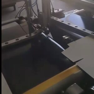 Coladeira de sacola ELOI BAG MACHINE 1000. ANO 2024. Fabricação nacional. Velocidade: 1500 a 5000 peças por hora. Faz todo processo como: colagem da aba, colagem do tubo e colagem do fundo. Máquina com garantia de 1 ano.