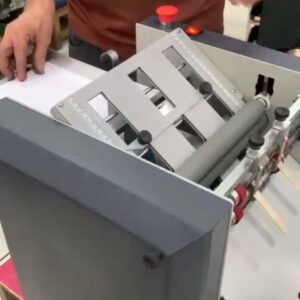 DOBRADEIRA RIBRAN  - Alimentação automática por fricção - Produção média: 3500/h - Formato máximo: 210x297mm - Formato mínimo: 90x150mm - Gramatura: 63 - 180grs - Dobras tipo carteira, envelope, sanfona - Dispositivo para vinco para realização de dobra em cruz (faz apenas o vinco, a finalização da dobra em cruz é manual)