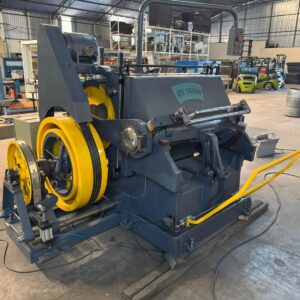 Corte vinco chinesa ano 2010 Rama fixa, controle de velocidade por inversor weg, área útil 115x84, lubrificação , máquina éra automática, transformamos para manual, muito mais robusta , Taywanesa , impecável