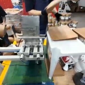 Máquina para produção de caixas de sorvete e açaí.  Necessita de 5 operadores