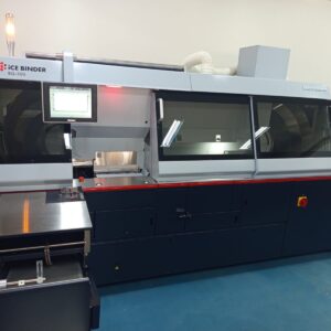 Coladeira de capas Modelo BQ-500 Horizon Número de Gavetas: 4 Espessura do Livro: Mín. 1 mm ou 0,04 pol. Máx. 65 mm ou 2,56 pol. Faixa de Gramatura da Capa: Papel Normal: 81,4 a 302,4 g/m² Papel Revestido: 104,7 a 348,9 g/m² Velocidade do Ciclo: Encadernação de Capa (cola EVA): Máx. 1.350 ciclos por hora (EVA) Encadernação de Capa (cola PUR): Máx. 1.000 ciclos por hora (PUR)