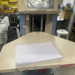 Contadora de papéis marca AKEBONO modelo 700, com mesa 70x90 , gramaturas 60 a 200 gramas, velocidade de até 1500 folhas por minuto, com 3 meses de garantia.