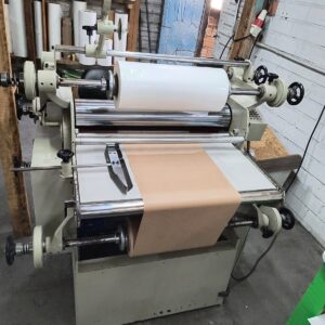 Laminadora e plastificadora ASMR 80cm ano 2017  ✅rolo cromo zero ✅Rolo borracha em ótimo estado ✅Acompanha um suporte com disco para picote.