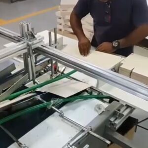 Coladeira de sacolas ELOY BAG MACHINE 1000. * Colagem lateral e sanfona - Formação e colagem do fundo. - Produção horário de 1500/6000 sacolas  Folha minima aberta 450mm  Folha máximo aberta 1100mm  Gramatura mínima 150g Máximo 320g  🛑Na gramatura máxima temos algumas observações.