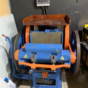 Corte e Vinco Recém Revisada Formato 4* Acompanha 12 Facas de Bottons, Sacolas, Leques, Janelinhas, Bola etc..