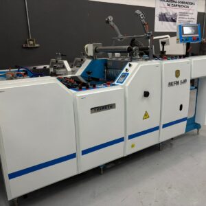 Laminadora automática Thinker SKFM 540 Formato Máx.: 540 x 750mm Formato Min.: 195 x 210mm Gramatura : De 105 ~ 500g/m2 Velocidade : 60 metros/min. Aquecimento por indução Tela touch Screen Alimentação automática Aparelho tremat Margeador Mesa de saída automática Destaque automático
