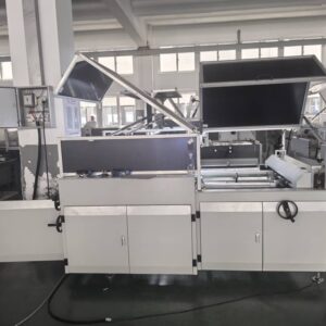 Montadora de capa dura. Modelo : QFM 600B Ano : 2025 (Nova) Formato máx.: : 630 x 1030mm Formato mín.: 100 x 190mm Lombada mínima : 8mm Espessura do cartão : 1~3mm. Gramatura do papel : 80~200g. Trabalha com até 06 pedaços de cartão. Velocidade : Até 35 capas/min. Debruagem feita por correias. Aplicação de forro em uma 2º entrada de máquina. Trabalha com cola tipo animal (Quente). Tela touch Screen. Inversor de frequência. PLC.