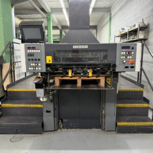 Komori Lithone L 628 - 6 cores + Verniz formato 72 Ano 2004 à venda.  Número de cores 6 cores (CMYK + 2 adciinais ) Tamanho máximo da folha ~ 72 × 52 cm (28 × 20 pol) Área de impressão máxima Aproximadamente 71 × 51 cm Velocidade máxima Entre 13.000 a 15.000 iph (impressões por hora) para operações com coater  ✅(Verniz funcionando)✅