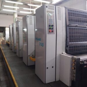 Roland 700 – 5 cores + Verniz | Folha Inteira | ano 1993  ✅ Máquina Totalmente revisada. ✅ 5 rolaria Baterias novas funcionando perfeitamente.  ✅ Sistema de verniz em pleno funcionamento.  ✅ Entrada e Saida Pilha alta  ✅ Já no Brasil, pronta para trabalhar.  ✅Máquina em produção