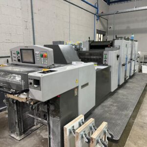 Ryobi 524 HXX + Verniz  🖨️ Detalhes do equipamento: • Ryobi 524 HXX + Verniz + Enisa • Ano: 2001 • 4 cores + verniz (verniz desligado, mas funcional) • Máquina em excelente estado, rodando normalmente. .CIP.3 ( funcionando ) .Rolaria de água nova