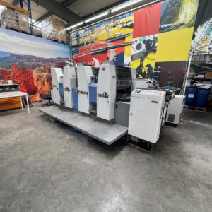 Ryobi 524 HXX, fabricada em 2002. Trata-se de uma máquina de impressão offset de 4 cores, com capacidade máxima de papel de 52 x 36 cm e velocidade de até 13.000 impressões por hora. Entre suas características destacam-se: • Troca automática de chapas: facilita e agiliza o processo de preparação para impressão. • Sistema de molha Alcolor: assegura uma distribuição uniforme da solução de molha, melhorando a qualidade da impressão. • Pulverizador: auxilia no controle da qualidade e secagem da tinta. • Ajuste fino circunferencial e lateral: permite ajustes precisos diretamente no painel de controle.