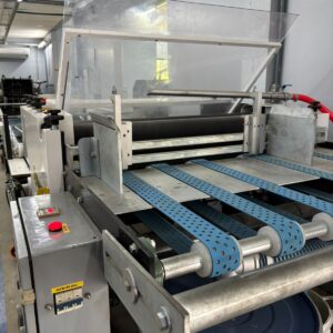 Acopladeira de Micro Ondulado e Cartão/Cartão  Formato Mínimo 30x40 Máximo 90x100 Cartão superior Mínimo 200g Máximo 450g Microondulado inferior Mínimo 250g Máximo 450g  Cartão superior Mínimo 200g Máximo 450g Cartão inferior Mínimo 350g Máximo 450g  ⚙️ Inversor de frequência ⚙️ Controlador de velocidade ⚙️ Contador digital ⚙️ Bomba de vácuo ⚙️ Bomba de cola ⚙️ Esteira de prensagem