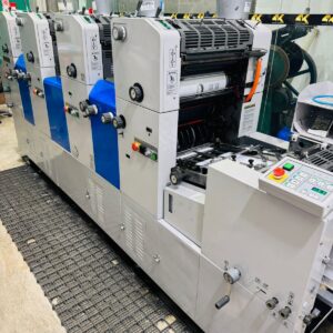 Ryobi 3304 H ano 1999  Especificações de impressão • De 4 cores, sistema offset de chapas metálicas (sheet‑fed) ￼ • Formato máximo da folha: 340 × 450 mm (13,4″ × 17,7″) ￼ • Formato mínimo da folha: 90 × 100 mm (3,5″ × 3,9″) ￼ • Área máxima de impressão: 330 × 438 mm ￼ • Espessura do papel: 0,04 a 0,3 mm ￼ • Velocidade máxima: até 10 000 folhas por hora (tipicamente 3 000–10 000 sph)