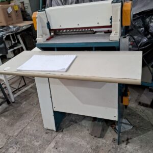 Perfuradora marca Trausi Tem 2 ferramentas para perfurar cadernos  1 Weire-o, furo quadrado de 5 mm. Passo 2 por1 Tem 27 pinos Perfura até o A 4  Tem uma ferramenta para espiral, Furo redondo de 5 mm., passo 8,5 Perfura até uns 45 cm. De largura Perfura até 50 fôlhas por vêz Equipada com motor monofásico