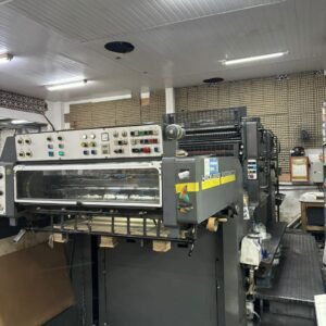 Heidelberg Sm 102-2 ano 1987  Formato do papel 72 x 102 cm. Impressão em duas cores com Reversão. Molha convencional Velocidade máxima horária 13.000 folhas.