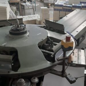 Coladeira de Capas Muller Martini Pony - Lombada quadrada - 5 gavetas de alimentação e capeiro automático com vinco. Coleiro principal e lateral para cola hot-melt e PUR.Produtividade média 2000/h