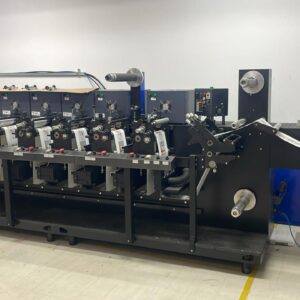 IMPRESSORA FLEXO 7 CORES MODULAR COMET - área útil 250mm - 6x fornos UV, com reatores tipo "slim", e ultima bateria de impressão com sistema de arquente/frio para coating especial - máquina robusta, pequena, e idela para pequenos espaços. -Possui 2 estações de corte, sendo um pela frente e outro pelo verso - mandris de 3 polegadas com acionamento mecânico - Mandril de laminação com acionamento pneumático - máquina pode ser transportada sem desmontagem, estilo " monobloco" - Possui excelente registro de impressão e é de fácil acerto -Equipamento de mecânica SIMPLES, não depende de técnico pois não possui eletrônica complexa e não te deixa na mão.  * vai junto vários conjuntos de cilindros porta clichês NOVOS, e aprox. 2x palets de materiais  * máquina SEMI NOVA, porem igual uma nova, só foi usada para testes e rodou 1x trabalho pequeno.  * Retirada por conta com comprador, pego carro como parte de pgto á combinar o valor e parcelo parte no cartão ( NF e impostos á combinar ).