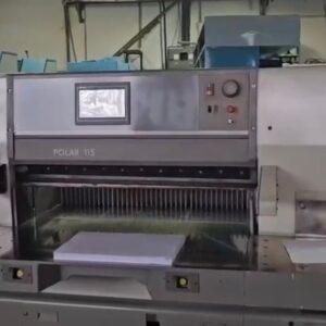 Guilhotina Polar 115cm ano 2001  * Totalmente retrofitada com programação Guarani em 2025 * Servo-motor controlando movimentação do esquadro, com precisão milimétrica * Colchão de ar na mesa para facilitar movimentação do papel * Fotocélula de segurança na entrada do papel * Faca reserva * Parte Hidráulica e mecânica toda 100% Revisada