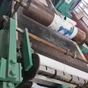 Coladeira automática de capa dura.