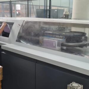 Coladeira de Lombada quadrada, marca Heidelberg, Mod. Eurobind 1300 PUR, Ano 2011, Coleiro PUR fechado com bico de injeção de cola, Cola lateral Hotmel ou Tack Permanente, Acertos iniciais automáticos (Formatos, Cola, Mesa, Vinco...), Capa Vinco (sem e com orelha) e alimentação automática. Máquina em pleno funcionamento na gráfica