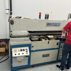 Coladeira de capas de livros Baby Binder SS ano 2010  ✅Unidade de fresa com dois riscardores ✅Aplicador de cola lateral ✅Aplicador de cola no lombo ✅Preparada para cola PUR ✅Controle de temperatura