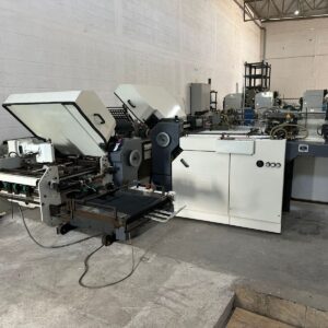 Dobradeira Stahl TI 52 A ano 2010 , alimentador TREMAT.  Formato máximo 52x84 Formato mínimo 10x15  2 estações + facão, faz 16 páginas  A dobradeira Heidelberg Stahlfolder Ti 52 é projetada para atender a uma variedade de aplicações de dobra em formatos pequenos e médios. De acordo com os dados técnicos fornecidos pela Heidelberg, o formato máximo de folha que a Ti 52 pode processar é de 52 x 84 cm. O formato mínimo varia conforme o sistema de alimentação utilizado: com o separador de folhas, o mínimo é de 10 x 15 cm; com o sistema Tremat, é de 14 x 20 cm. ￼  Além disso, a Ti 52 possui uma velocidade máxima de operação de 200 metros por minuto, permitindo alta produtividade em diversos tipos de trabalhos de dobra. ￼  Para uma demonstração visual do funcionamento da dobradeira Heidelberg Stahlfolder Ti 52,