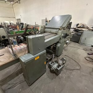 Dobradeira marca Stahl modelo K66 Alimentação por Pilha Aparelho Tremat Formato macillximo 66x128 cm A primeira estação tem 4 bolsas (4 dobras paralelas); A segunda estação é uma faca para dobra cruzada; A terceira estação é outra faca para dobra cruzada.  Faz dobras paralelas e cruzadas. Efetuando cadernos de até 16 páginas .