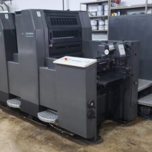 Heidelberg SM 52 5P3 5 cores Reversão 2 x 3 cores CPC 1.04 CPTRONIC Controle de tinteiros piano Registros circunferencial, lateral e diagonal de cilindros e chapas Sistema de molha alcolor Ano 1997 113 milhões de impressão 15 mil fls/hora Formato 52 x 37 cm Autoplate troca de chapa automática Espessura max papel: 0,5 mm Máquina em produção, disponível para qualquer teste