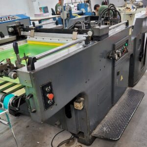 SERIGRÁFICA AUTOMÁTICA * Serigráfica totalmente automática Big América * Ideal para aplicação de verniz localizado * acompanha curadora UV em linha * Pode-se imprimir diversas mídias com tinta serigráfica * Alta precisão no registro, para aplicar verniz localizado em pequenos detalhes * Alta Velocidade, faz até 6000 fls/hora * Formato Máximo 58x78 cm * Formato Mínimo 35x27 cm * Ideal para diversos formatos