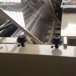 Acopladeira de micro ondulado semi-automática 1 metro de boca com esteira variador de velocidade.