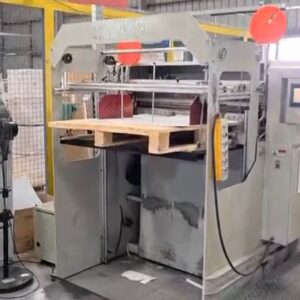 Resmadeira ano 2019  Largura da máquina 1100mm diâmetro da bobina 1500mm  Estou vendendo uma máquina de cortar papel. Mas só posso entregar final de Dezembro, quando chega a minha nova máquina. Essa máquina tem uma grande vantagem em relação às outras máquinas de Facão. Ele tem uma precisão de corte muito grande e não precisa entrar com o papel na guilhotina para acertar. Eu comprei nova em 2019 e agora preciso de uma com maior produtividade. Comprei uma no mesmo sistema de guilhotina.