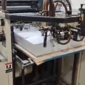 Komori Modelo - Sprint 425 Ano: 1982 Formato meia folha - area de impressão 63x43 Alcoolor Pilha Alta Máquina trabalhando na Gráfica Manual Elétrico