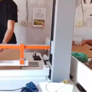 Maquina coladeira de lateral de sacolas, envelopes.  ✅Utilizada para colar lateral de sacos, sacolas e envelopes. Moldes pode ser feito conforme sua necessidade.  Produção 1500 folhas / h  A máquina pesa em torno de 300 kg, frete por conta do comprador.