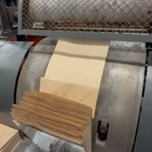 COLADEIRA DE SACOLA  Modelo HD 350  >> Formato Máximo na entrada 102 cm >> Gramatura mínimo 80 grms >> Gramatura Máxima 230 grms >> Até 150 grms não precisa de vinco, faz direto na máquina (ver vídeo) >> Acima de 150 gmrs necessita de vinco >> Dobra e Cola later e Cola fundo quadrado em seqüência >> Cola 2.500 Sacolas/hora >> Colagem Fundo estilo MT