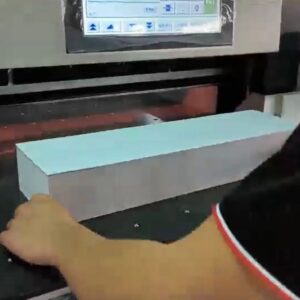 Guilhotina 72cm  * Tela touch-screen 15.6" * Hidráulica * Colchão de ar * Foto-células * 220v monofásico * Altura de corte: 100mm * Controle de programa com servo motor * Máquina nova  Pagamento à vista ou até 12x no cartão (juros do cartão)