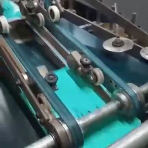 Coladeira de lateral: A mais versátil do mercado, cola sacola de uma e de duas folhas, faz sanfona, aceita ajuste para diversos tamanhos (pequena, média e grande). >> Produz de 800 a 3.600/hora, com alimentação contínua. >> Coladeira de fundo: Setup extremamente rápido: 10 a 15 minutos. >> Manutenção de todo o equipamento realizada com frequência, preventivamente: troca de todas as correias, roldanas de nylon, corrente e coroas conforme necessidade, limpeza de tanques dos coleiros, lubrificação >> Coleiros Valco Melton >> Manual de setup e operação em português. >> Disponibilizamos técnico para treinamento presencial, valor a combinar. >> Equipamentos totalmente operacional, plug and play.