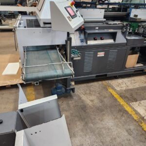 Coladeira industrial Eurobind 1200, ano 2007, com 4 gavetas, ideal para produção de livros em tiragens curtas e médias, oferecendo alto padrão de qualidade, robustez mecânica e excelente estabilidade operacional. A Eurobind 1200 é ideal para o segmento gráfico industrial, podendo operar de forma integrada em linha com guilhotina trilateral automática. O número “1200” refere-se à capacidade nominal de produção de até 1.200 ciclos por hora. A Eurobind 1200 é uma coladeira de alimentação manual dos blocos de livro, equipada com gavetas pneumáticas, ajustadas centralmente por volante com contador, garantindo precisão e repetibilidade no setup. Principais Características: 4 gavetas pneumáticas Colagem Hot Melt (padrão) Fresagem do dorso com ajuste de profundidade Colagem de lombada e laterais Alimentador automático de capas por sucção a vácuo Sistema de vinco (creaser) integrado Prensa automática de capas Alinhador vibratório integrado para posicionamento preciso dos blocos antes do fechamento das gavetas Console central de controle com display digital.