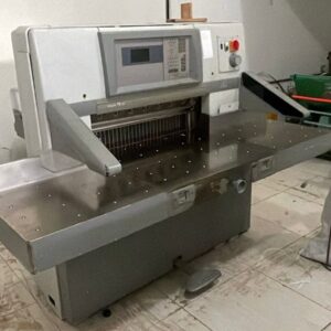 GUILHOTINA POLAR MOHR 78XS   * Guilhotina Polar 78 cm de boca * Programação original Polar Mohr * Mesa com colchão de ar * Mesa cromada * Servo-motor controla posição do esquadro * Precisa e rápida * Ano 2008 * Faca reserva * Fotocélula de segurança * Proteção original de segurança na mesa na parte do esquadro  MÁQUINA TODA ORIGINAL DISPOÍVEL PARA TESTES