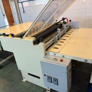 ACOPLADORA SEMIAUTOMÁTICA 1000 / 1200mm 📈 Produção: até 4.000 folhas/h 📏 Formato: mín. 310×310 mm | máx. 1200×1100 mm (automático) 📦 Puxador automático para cartão e papelão micro-ondulado (B, C, D, E, F) ⚡ Potência: 4 cv 🟢 Esteira prensadora: 1200×4500 mm  ✅ Ótimo estado, pronta para uso. ( nuca foi usada )