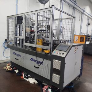 Máquina para fabricar copos de papel  Está com molde de 400ml.