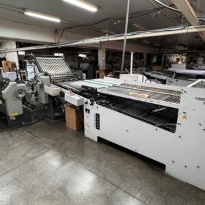 DOBRADEIRA HEIDELBERG STHALFOLDER (32 Págs) – B30-4-4-4* - Número de série: 160WD0001 - Ano: 2010 - Velocidade: 9000 ipm - Fabricação: Estados Unidos - Sistema de alimentação: Rotary (1430B-C-3) - Composta pelas estações (3 Estágios / 12 Bolsas) - 01 estação de alimentação contínua - 1ª estação de dobra com 04 bolsas (B1430B-4-PAR-3) - 2ª estação de dobra com 04 bolsas (B1426C-4-8PG-3) - 3ª estação de dobra com 04 bolsas (B1426D-4-16P-3) - 01 saída em esteira (1430A-RS) - Formato máximo da folha: 780x1280 mm, - Formato mínimo da folha: 140x180 mm, - Comprimento mínimo da dobra: 55 mm, - Comprimento máximo da dobra: 58 mm, - Dispositivos: serrilha picote, disco de vinco e faca de corte do papel, - Detector de folha dupla, - Voltagem: 220v, - Ferramentas e manuais,