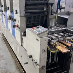 Ryobi 3304 HA ano 2009  Especificações de impressão • De 4 cores, sistema offset de chapas metálicas (sheet‑fed) ￼ • Formato máximo da folha: 340 × 450 mm (13,4″ × 17,7″) ￼ • Formato mínimo da folha: 90 × 100 mm (3,5″ × 3,9″) ￼ • Área máxima de impressão: 330 × 438 mm ￼ • Espessura do papel: 0,04 a 0,3 mm ￼ • Velocidade máxima: até 10 000 folhas por hora (tipicamente 3 000–10 000 sph)