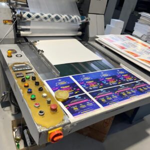 Laminadora Semiautomática 720 de Boca com destaque na saída.