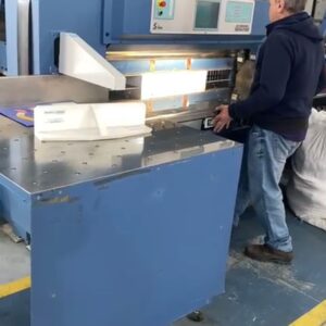 Guilhotina Schneider, modelo Senator Profile 1.37 de boca.* - ⁠Ano 2008. - ⁠04 Facas novas com vídea no fio de corte. - ⁠Mesa vibradora com ar comprimido e inclinação 45 graus, para bater papel, com rodo de tirar o ar, mais rodo de transporte para a mesa lateral trazeira. - ⁠Mesa Traseira de transporte do papel para a mesa de corte (operação feita por trás da máquina). - ⁠Abertura da mesa de corte para caída do refile com 02 esteiras de transporte dos refiles. -Robô para empilhamento do papel cortado.