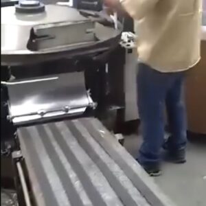 Coladeira de Capas Muller Martini Pony - Lombada quadrada - 5 gavetas de alimentação e capeiro automático com vinco. Coleiro proncipal e lateral para cola hot-melt. Produtividade média 2000/h