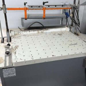 Maquina coladeira de lateral de sacolas, envelopes.  ✅Utilizada para colar lateral de sacos, sacolas e envelopes. Moldes pode ser feito conforme sua necessidade.  Produção 1500 folhas / h  A máquina pesa em torno de 300 kg, frete por conta do comprador.