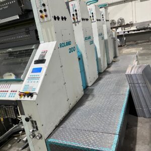 Roland R 204E TOB Ano: 2001 147 milhões de impressões Tamanho máximo da folha: 52 x 74 cm (20,5 x 29,1 polegadas); Tamanho mínimo da folha: 26 x 40 cm (10,2 x 15,7 polegadas); Área máxima de impressão: 51 x 72 cm (20,1 x 28,3 polegadas); Tamanho da chapa: 605 x 745 mm (23,8 x 29,3 polegadas); Velocidade máxima: 13.000 folhas/hora; Umidificação Rolandmatic; Controle remoto RCI para tinta e registro; Sistema automático de lavagem de blanquetas; Controle de folha dupla; Grampos de chapa de ação rápida; Saída de baixa pilha; Em bom estado de funcionamento.  Valor 380.000,00